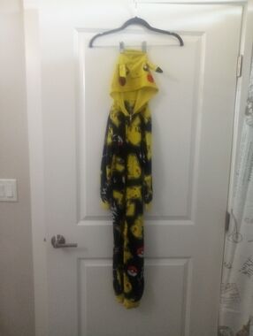 Pokemon Kids Pikachu Black and Yellow Hooded Pajama Set Boys/Girls Size 6-7
